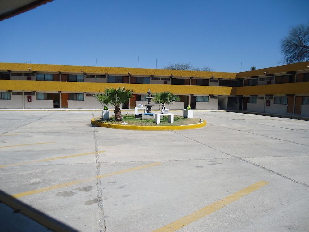 Oyo Hotel Casa Real Matehuala Exterior foto